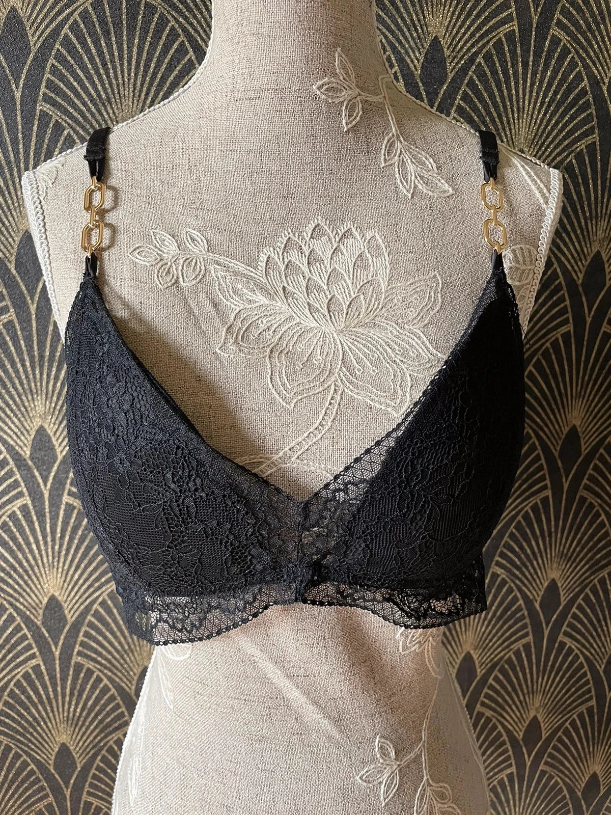 Soutien-gorge noir dentelle et chaîne